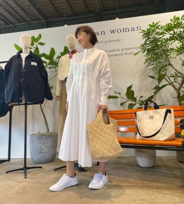 上品もカジュアルもOK！ 50代女性のためのワンピース×スニーカーコーデ