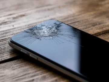 孫がわざと壊した他人のスマホを「風のせい」にした息子。「家庭崩壊寸前」の一家にあぜん