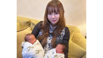 中川翔子 生後1ヵ月双子の“毛量比較ショット”公開！フサフサヘアやベッカムヘアなどそれぞれの個性あふれる姿に「愛おしくて涙でます！」