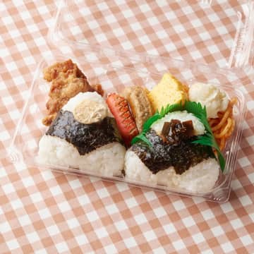 昆布とツナマヨネーズのおむすびと、から揚げ・たまご焼き・ハンバーグ・赤ウインナー・ナポリタンがセットで税込478円! ファミリーマートが「【東北・関東】おむすびおかずセット(昆布・ツナマヨネーズ)」を発売