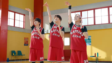 Snow Man 深澤辰哉＆佐久間大介＆向井康二、バスケのユニフォーム姿でダンス＆シュート　「バイトル」新CM公開