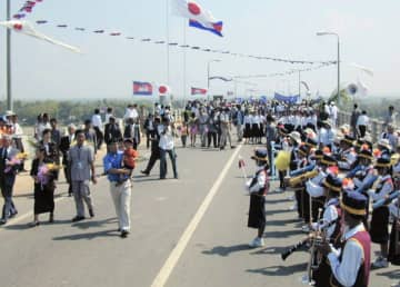 ＜あのころ＞国交50年記念し橋を行進　22年前の11月8日