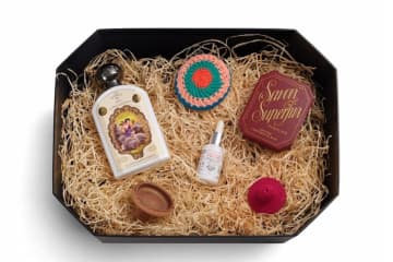 オフィシーヌ・ユニヴェルセル・ビュリー“八角形”のギフトボックス、フレグランスやスキンケアキット