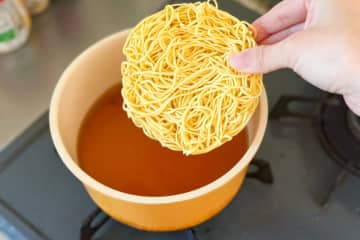 袋麺を“あの飲み物”で作ってみたら激ウマ　ギャル曽根「料亭」「お店のラーメン」