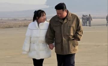 「飛ぶように売れる６万円」北朝鮮でブランドダウンが人気