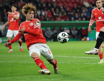 「素晴らしい主役だ」途中出場で決勝点アシストの日本代表ボランチに対戦国メディアも脱帽！「彼がピッチに立ってから新たな活気が…