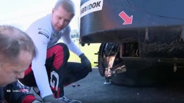 ぶつけた車を自ら修理！ラリージャパン、足回り破損も“直して走る”驚きの光景 応急処置でまさか…ステージ復帰の“荒技”