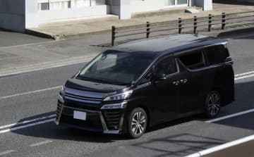 アルファードがセンターラインを超えて車に追突 その後降りてきた運転手『日本語わからないです』と笑いながら自分の車を撮影しているのが判明し話題に