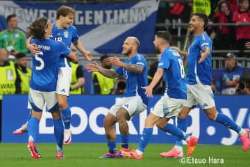 ｢日本のとチェンジしてほしいわ｣イタリア代表の“青×ゴールド＆月桂樹”の新ユニフォームがカッコいい！｢日本代表ユニがコレに準じたデザインなら良かったのに…｣