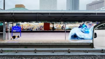 SIE、PS5プロモで両国駅3番線ホームに“巨大魔人力士”を召喚相撲の聖地で力士が本物の電車を食い止め猫を救う