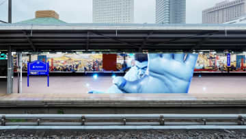 幻のホームに「魔人力士」降臨！ 平日夕方には電車を止めて猫を救うレア演出も