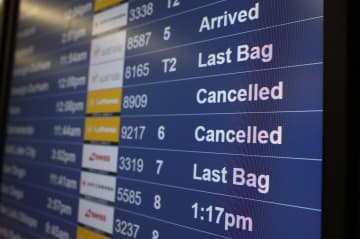 米航空便、最大20％減の可能性　政府閉鎖、感謝祭控え混乱も