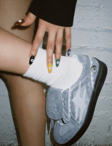 発売1ヶ月で10万足突破！K-POPアイドルも熱狂する「KILLWINNER」のレッド＆シルバー名作スニーカーが再ブーム！