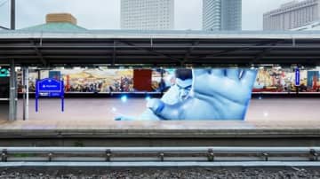 両国駅３番線ホームを舞台に“巨大魔人力士”が降臨!?