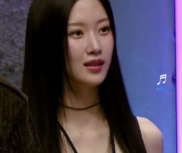 「網タイツまぶしい」「脚キレイすぎ」大人気女優、スタイルの良さが際立つミニスカート＆網タイツ姿に絶賛の声