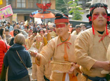“古代人”練り歩き　9日、芝山はにわ祭　出店や体験ブース　節目重なり盛大に