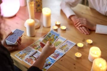 人生の岐路…「占い」で決断したことはありますか？ 悩む相談者に経験者から意見、アドバイス続々