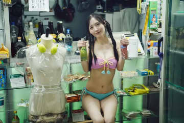 #よーよーよー・由良ゆら、パステルカラーの水着姿でスレンダー美ボディ披露「PARADE」アザーカット7点公開