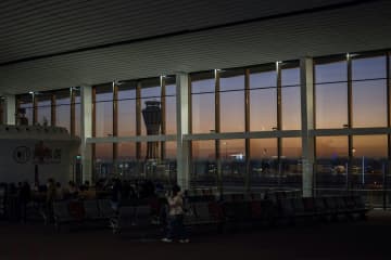 中国出入境が「3本の矢」で手続き短縮へ、入境カードは事前オンライン申告対応に