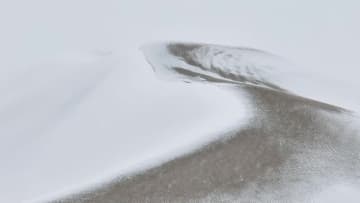 砂漠が一面の銀世界に　中国新疆ウイグル自治区