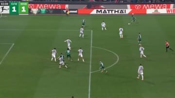 エグい軌道！日本代表DFがドンピシャ過ぎるクロスで同点ゴールをアシスト！「すごうま」「まじで美しい」超高精度クロスにSNS沸騰