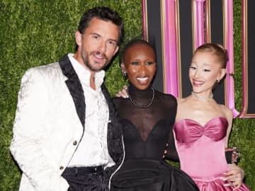 絆が素敵！『ウィキッド』キャストが「最もセクシーな男性」選出のジョナサン・ベイリーを“顔プリントTシャツ”で祝福