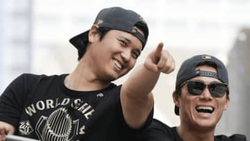「カッコ良すぎる由伸」「最強､最高の２人」　大谷翔平＆山本由伸、優勝パレードで車の上からさわやかな笑顔見せる