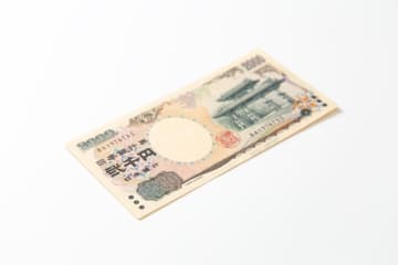 レジで「2000円札」を出したら「使えませんけど…」と言われた！ 昔のお金って“拒否される”のですか？「旧紙幣の取り扱い」を確認