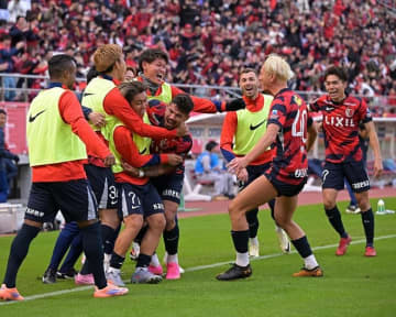 鹿島が４試合ぶり勝利で首位堅持！ 後半に２発、ホームで横浜FCを２－１撃破