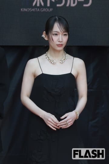 吉岡里帆の大胆デコルテ“漆黒ドレス”にファンも「ヒヤヒヤ」満島ひかり、鈴木京香ほか「東京国際映画祭」女優たちの美しすぎ姿