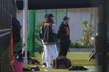 【巨人】長野久義氏が再び秋季キャンプを訪問　久保巡回投手コーチと意見を交わす