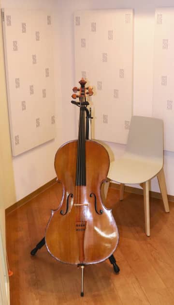 チェロ奏者の遺志継ぎ防音室寄贈　千葉大病院、心和らぐ場に