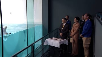 天皇皇后両陛下がラッコの「イカミミジャンプ」に歓声 「ジャンプするときは後ろ足？」などの質問も　国内唯一飼育している鳥羽水族館を視察