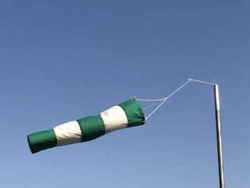 ライダーの敵！バイクが強風にあおられた時の対処法｜SNSでも『風で大変だった』の声が続出