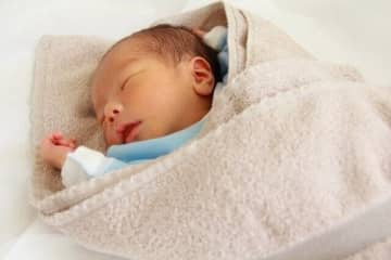 「眉ティントの途中で陣痛タクシーに」「まさかの医師からビンタ」などなど、出産爆笑エピソード。出産に立ち会うパパの心構えも！