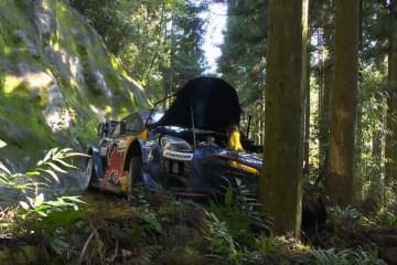 「これは酷い…」　日本の山林で衝撃クラッシュ、ホイール吹き飛び「マシンの形が変わってる」【ラリージャパン】