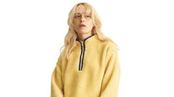 【明日なに着る？】明るい色でも派手に見えない「もこもことしたフリーストップス」