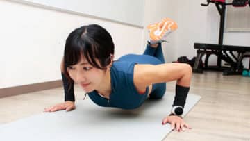 胸筋に効く「膝つきワイドプッシュアップ」。初心者向けの負荷でやりやすい（20秒×3セット）