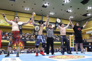 【新日本】ウルフアロンがイス攻撃の盾に… 矢野＆ＹＯＨ＆ワトがＮＥＶＥＲ６人王座Ｖ２