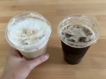 コンビニで2杯のコーヒーを購入　片手で運ぶ『裏ワザ』に「覚えておいて損はない！」