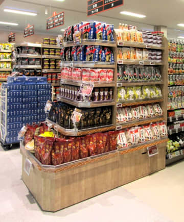 ヤオコー200店舗目は随所に狭小・都市型の新提案　「板橋四葉店」に新什器や味付けした肉と魚の切り身のバンドル販売を初導入