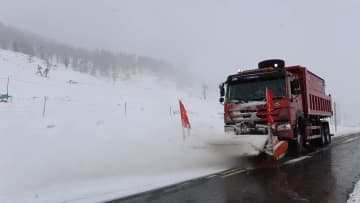 阿禾公路で降雪、関係部門が迅速に安全確保　中国新疆ウイグル自治区