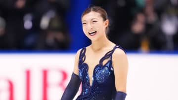 「リンクインかっこええな!笑」坂本花織が気合十分 エッジカバーも直前で投げ捨てワイルドな表情見せる【フィギュア NHK杯】