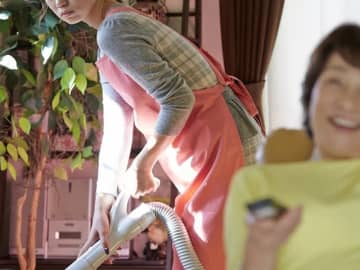 「プロだから、これくらいやって当然」介護職の私をこき使う毒親と兄に辟易…一体どうすればいい？