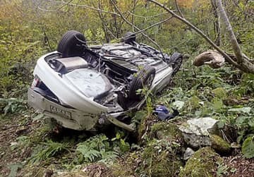 車が駐車場から崖下に、夫婦死亡　石川・岐阜結ぶホワイトロード