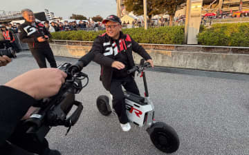 WRCラリージャパン、豊田章男会長が勝田貴元選手に「明日はファンのために走りなさい」と声がけ