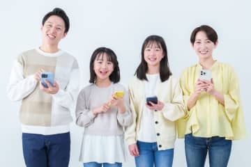 家族4人なら年間で約「10万円」も違う？格安SIMと大手キャリアの“本当の月額差”を検証