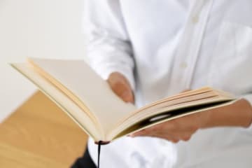 面接で「趣味は読書。太宰治が好き」→「そんなの中学生が読むもの」面接官に嘲笑され「もういいです」と途中退席　ある男性の屈辱の記憶