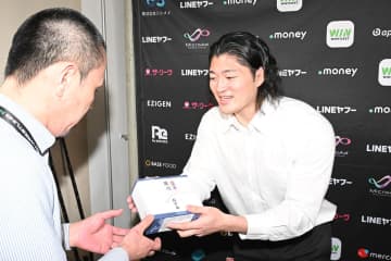 【ノア】ＯＺＡＷＡが感謝の「改心カステラ」をプレゼント「アナタ、権力ありますか？」