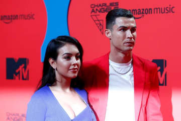 Ｃ・ロナウドが１０億円指輪でプロポーズ　背中を押した２人の娘「わあ、今がその瞬間だ」